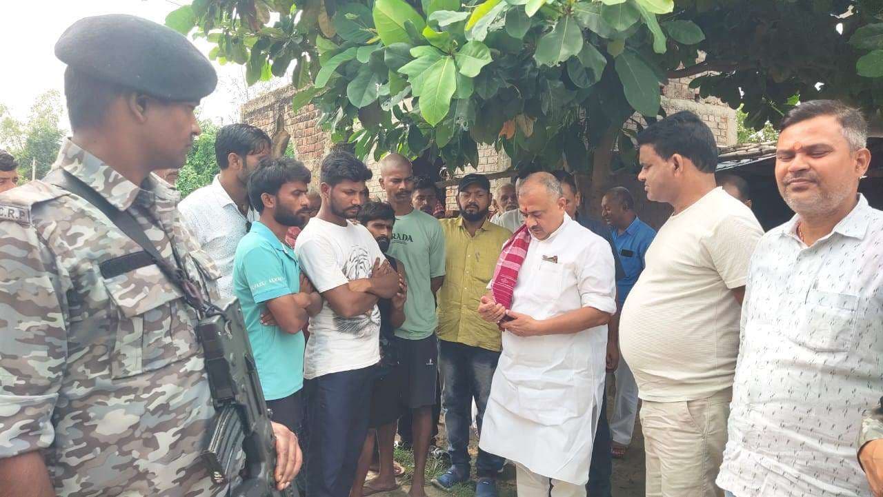 सड़सा के ग्रामीणों ने पूर्व सांसद से एनएच 139 को चौड़ीकरण कराने की मांग की