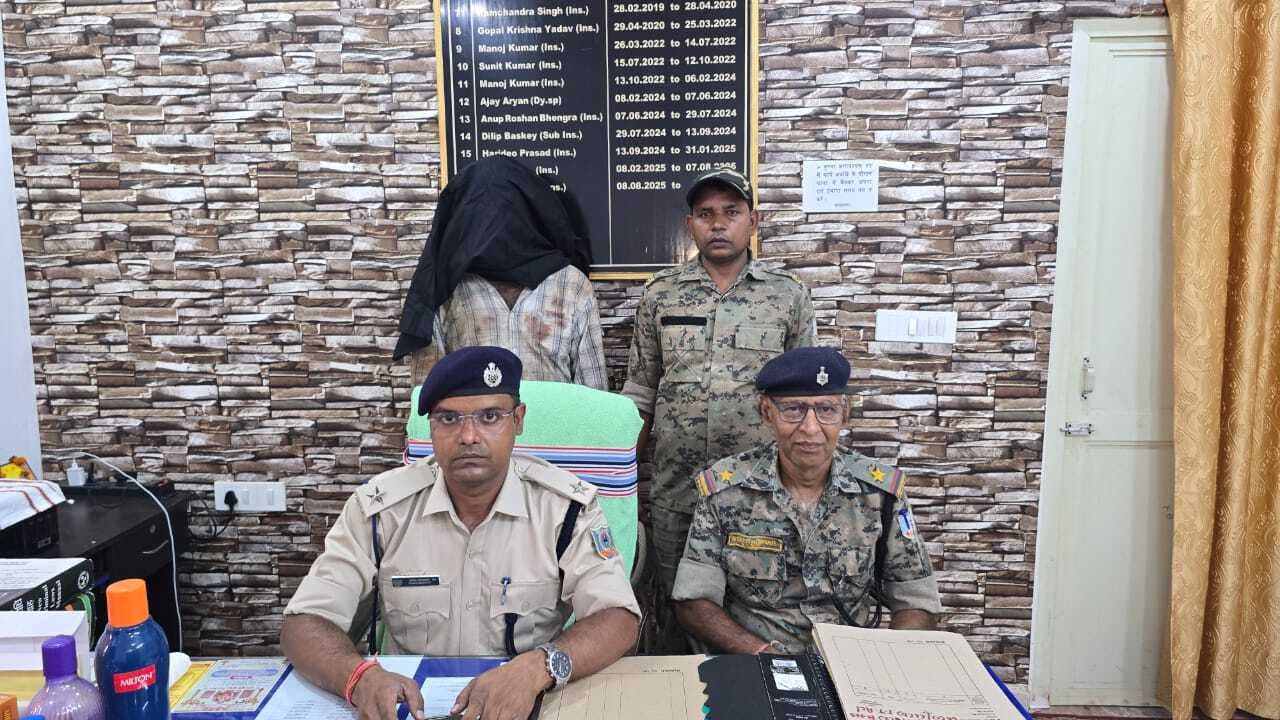 ग्रामीणों ने चोरी के आरोप में युवक को पकड़ा