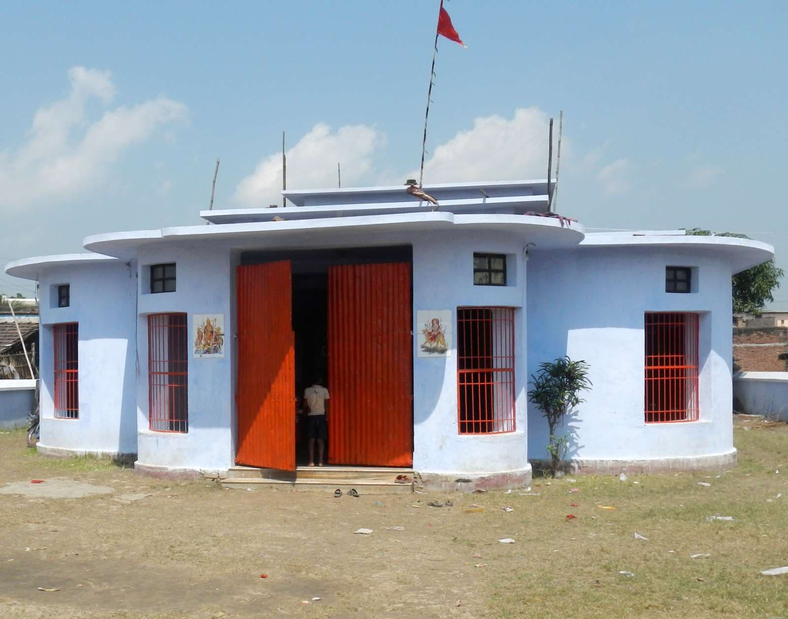 मंदिर के आस्था पर उमड़ती है श्रद्धालुओं की भीड़