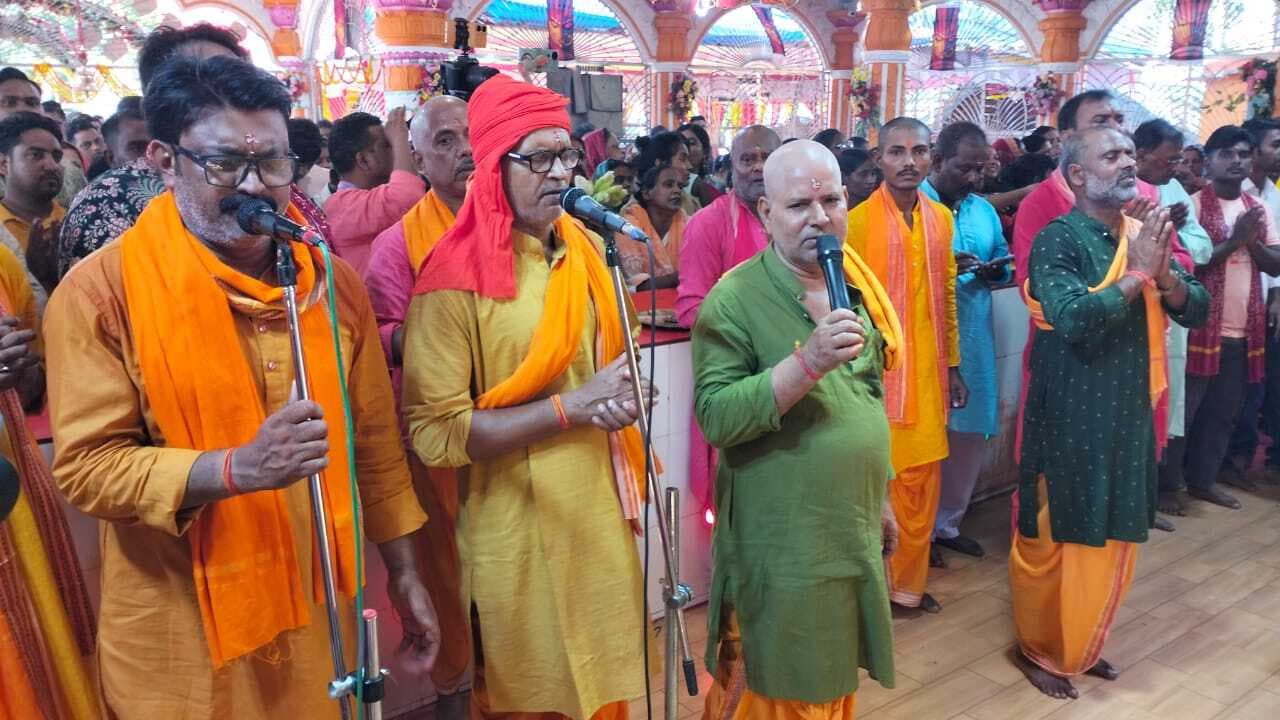 मां स्कंदमाता की आराधना में तल्लीन रहे श्रद्धालु, मंदिर में लगी रही भीड़