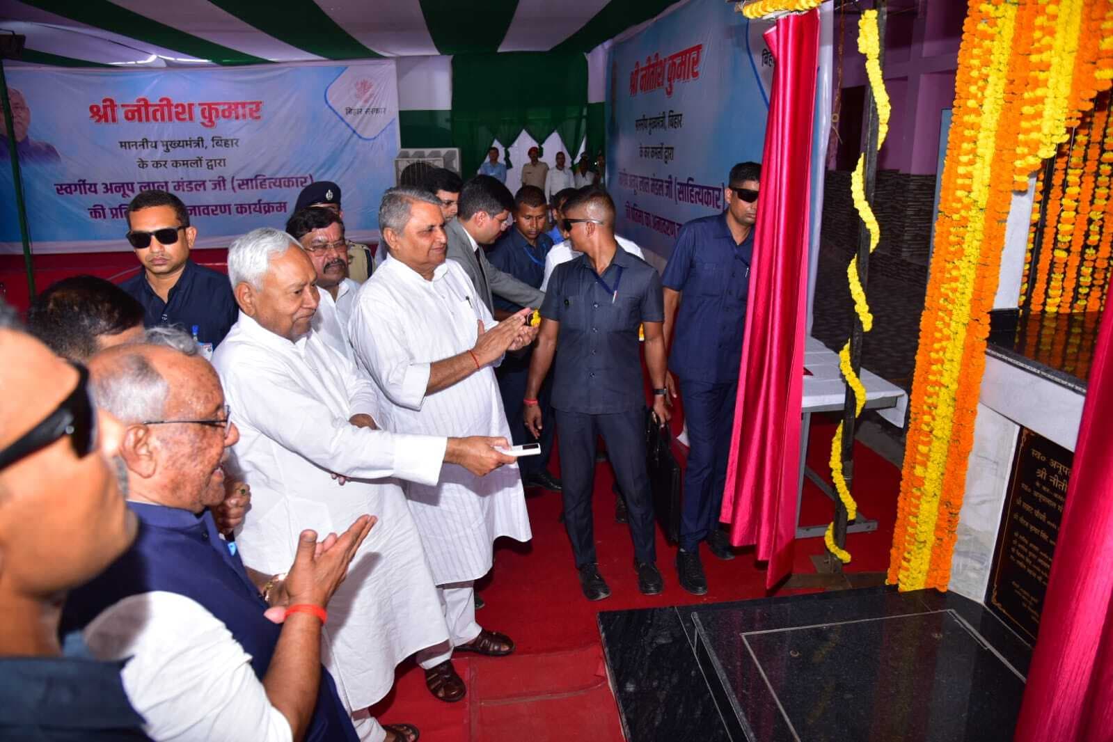 मुख्यमंत्री नीतीश कुमार ने किया साहित्यकार अनूप लाल मंडल की प्रतिमा का अनावरण