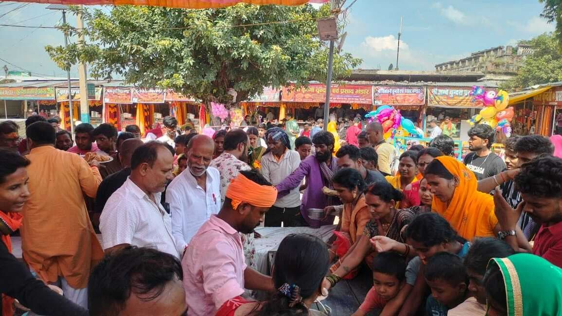 थावे दुर्गा मंदिर में श्रद्धालुओं के बीच हलवा-पूड़ी प्रसाद का हुआ वितरण