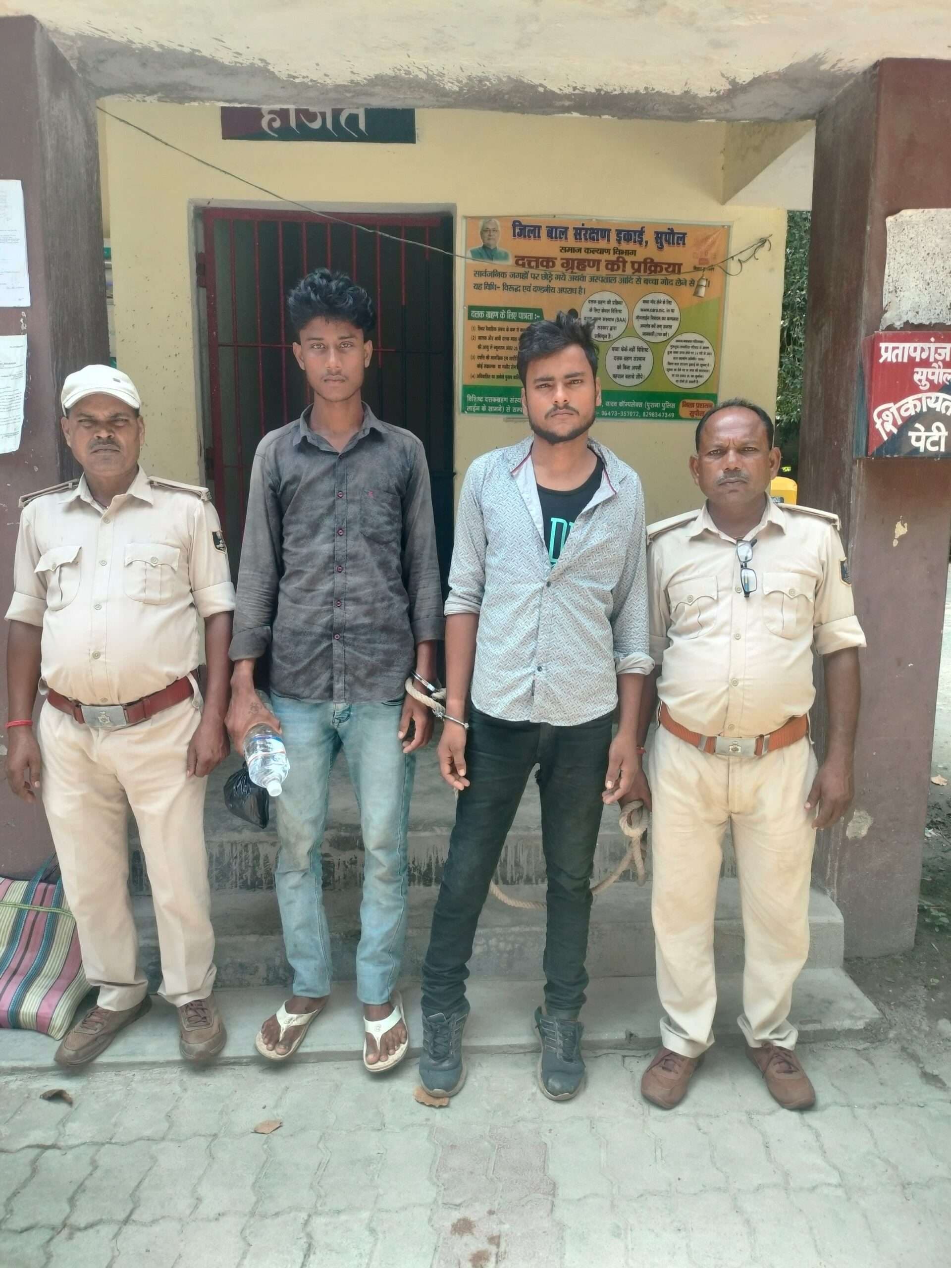 54 लीटर नेपाली शराब के साथ दो तस्कर गिरफ्तार