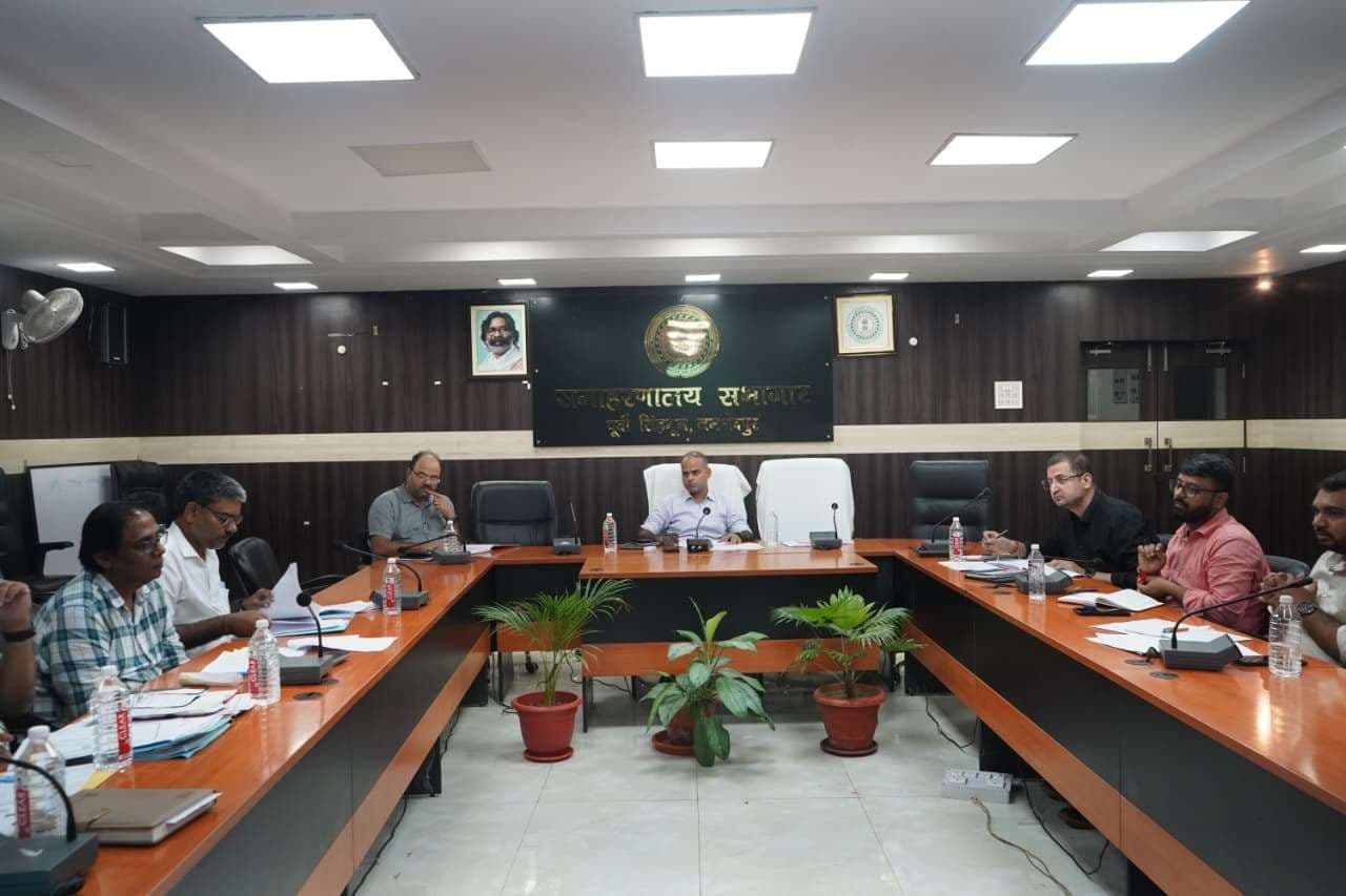 Jamshedpur news. अनाबद्ध निधि, डीएमएफटी, नीति आयोग फंड, एमपी- एमएलए लैड, सीएसआर में अनावश्यक विलंब करनेवाले पदाधिकारियों की जिम्मेदारी होगी तय : कर्ण सत्यार्थी