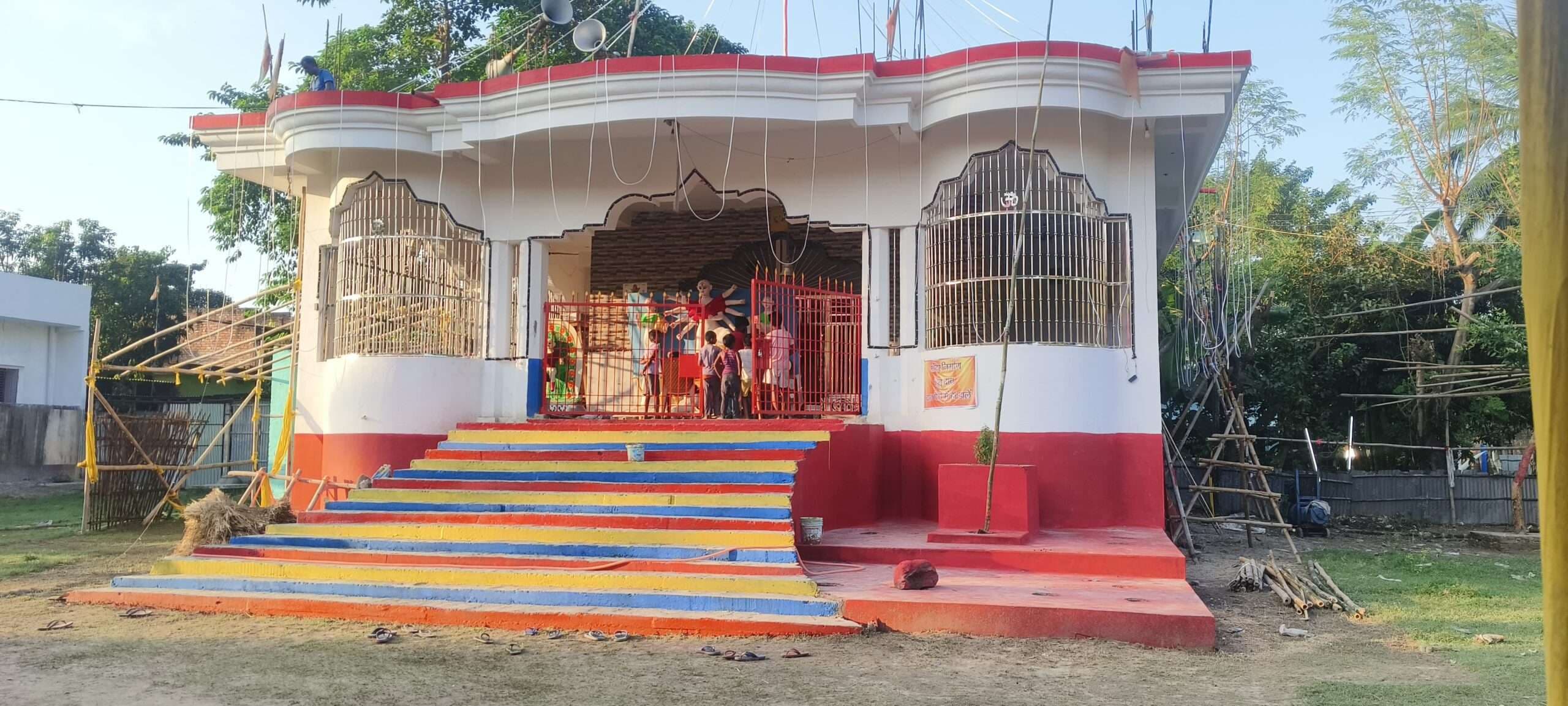 सार्वजनिक दुर्गामंदिर परिसर में दुर्गापूजा की तैयारी जोरों पर