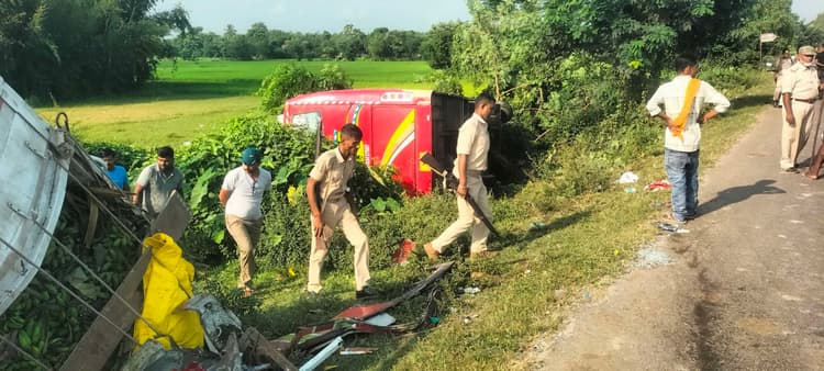 पिकअप वैन में बस ने मारी टक्कर, 24 यात्री घायल