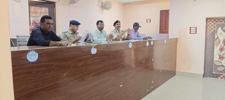 मतदान केंद्रों पर जरूरी सुविधा उपलब्ध कराने का निर्देश