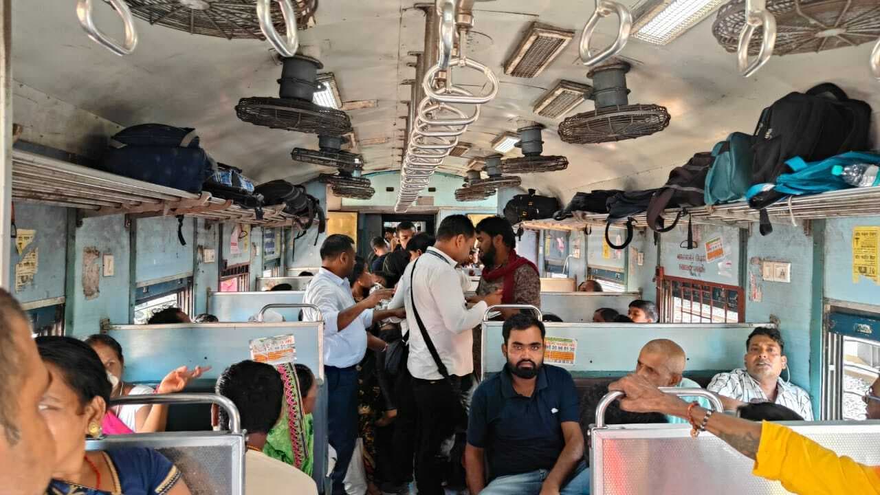 अलग-अलग रेलवे स्टेशनों पर 264 बेटिकट यात्री पकड़ाये