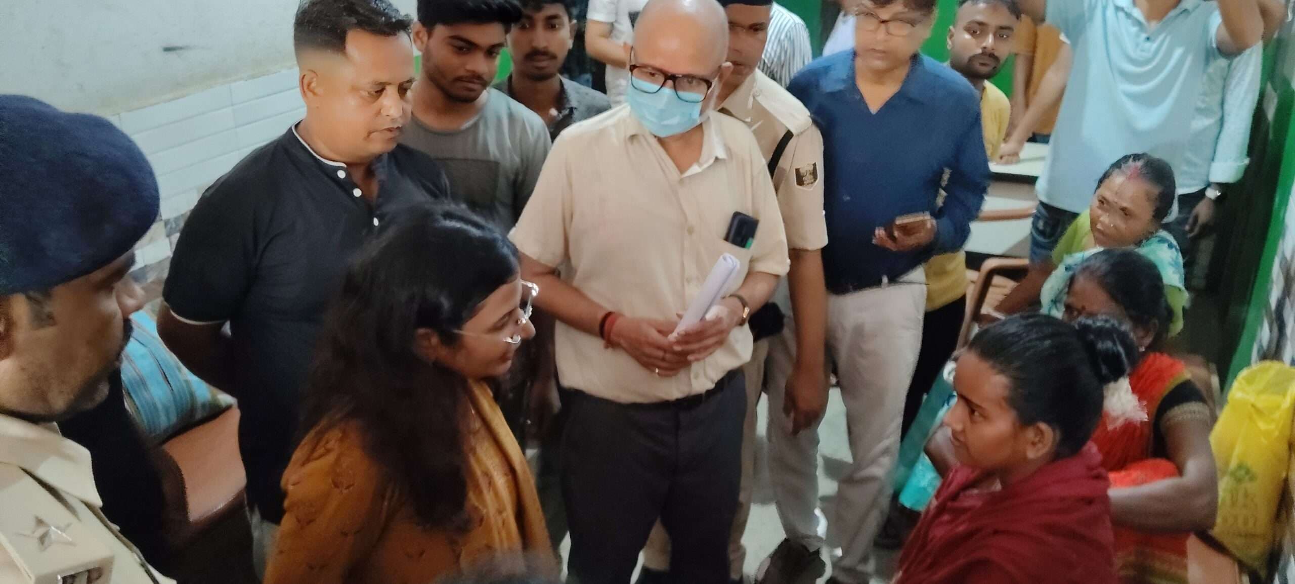 एक अल्ट्रासाउंड क्लीनिक सील, दो महिलाओं से पूछताछ