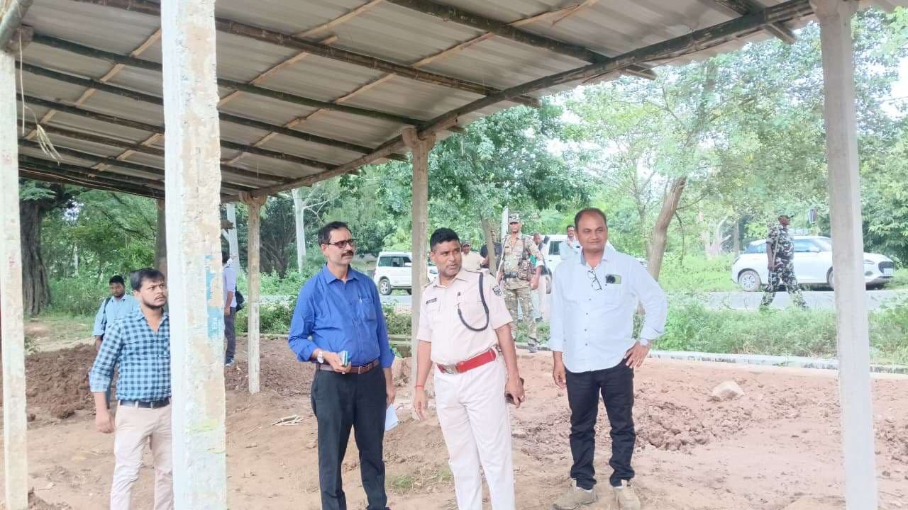 जिप की जमीन पर अवैध निर्माण मामले में सीओ व थानाध्यक्ष ने की जांच