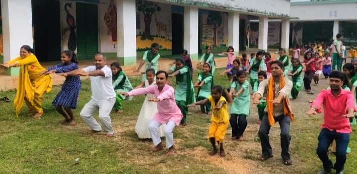 सारवां : स्कूली बच्चों को कराया गया योगाभ्यास