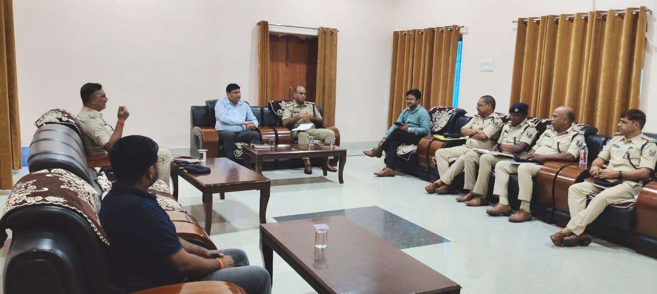 अधिकारियों के अंतर जिला बैठक में चुनावी गतिविधियों पर चर्चा