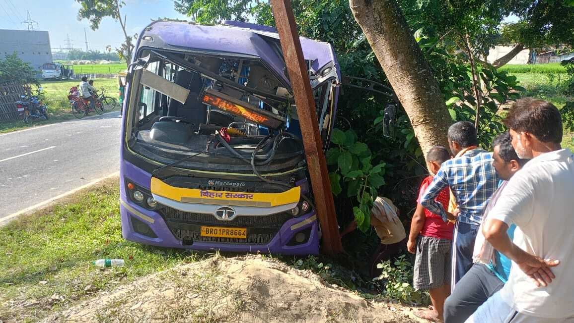 बिजली पोल से टकरायी यात्रियों से भरी बस