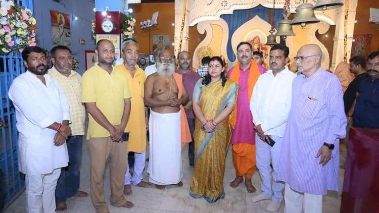 महापौर व कांग्रेस नेता ने पूजा पंडालों व दुर्गा मंदिरों में निगम की तैयारी का लिया जायजा