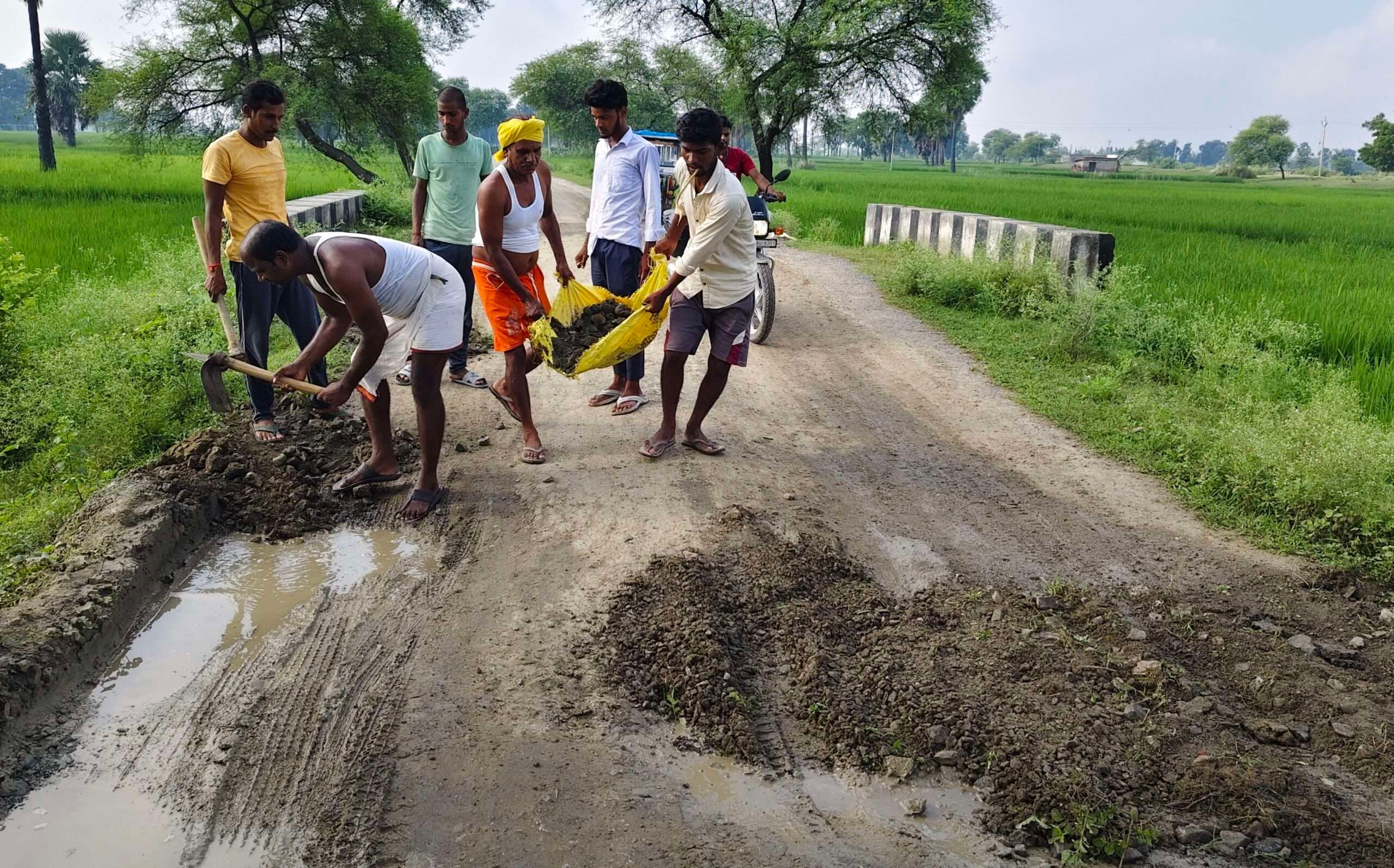 चेई गांव के ग्रामीणों ने श्रमदान कर की सड़क की मरम्मत