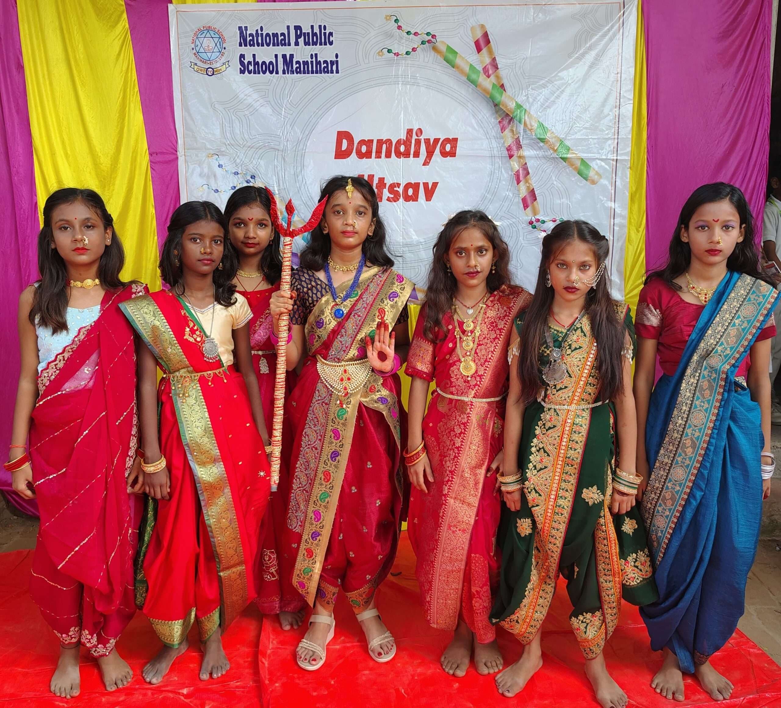 नेशनल पब्लिक स्कूल में डांडिया उत्सव का आयोजन किया