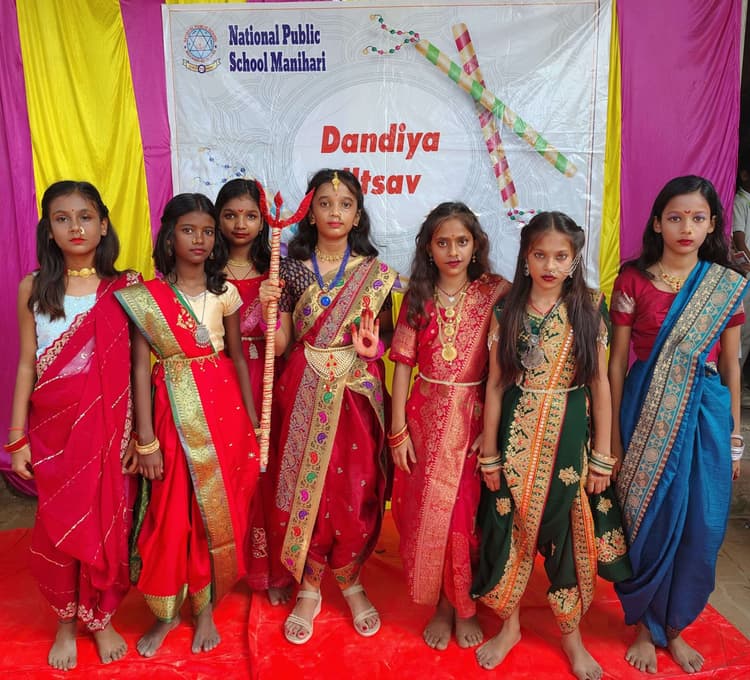 नेशनल पब्लिक स्कूल में डांडिया उत्सव का आयोजन किया