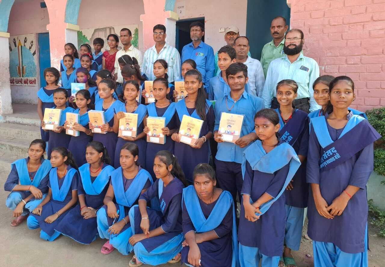 कन्या मध्य विद्यालय मनिहारी में बच्चों को किया पुरस्कृत