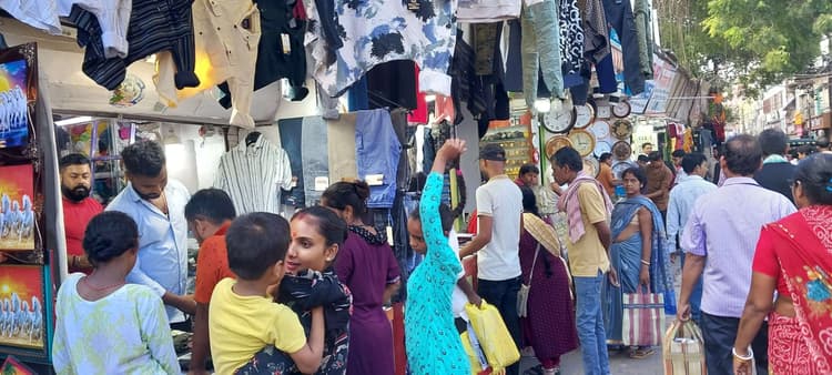 बाजार में दुर्गापूजा की रौनक,  खरीदारी से बाजार गुलजार