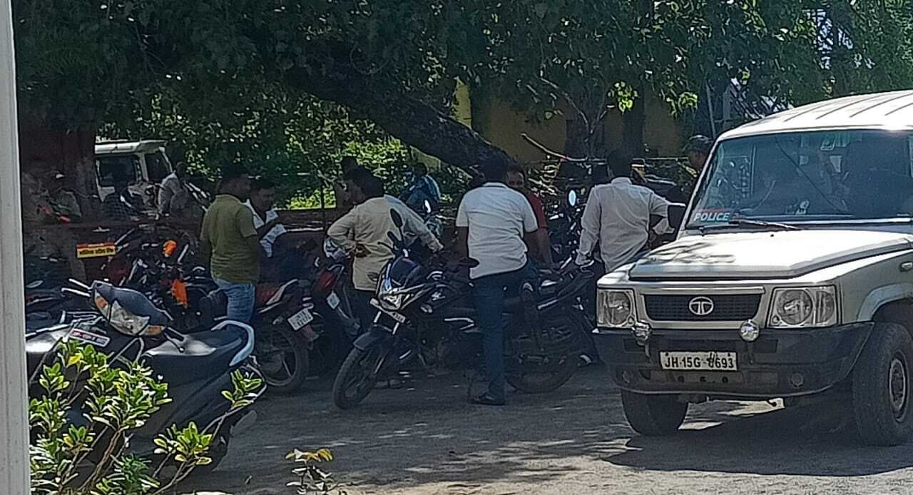 ग्रामीणों ने बालू उठाव करनेवालों के विरुद्ध कार्रवाई करने की मांग की