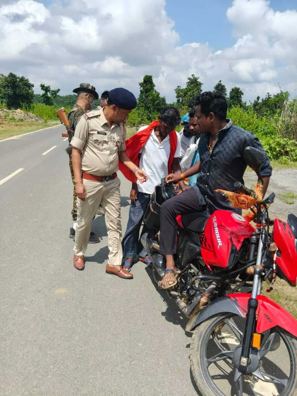 पुलिस ने चलाया सघन वाहन जांच अभियान