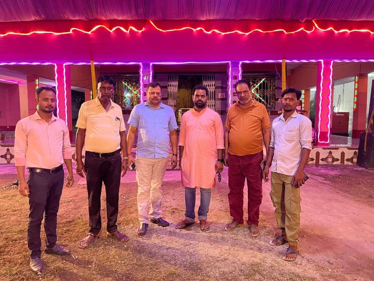 दुर्गा पूजा को आकर्षक बनाने में जुटी युवाओं की टोली