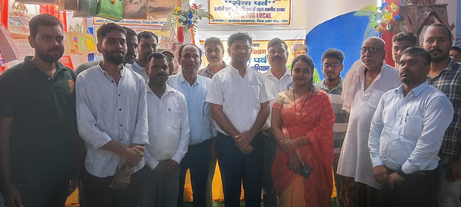 दुर्गा मंदिर पंडल परिसर में स्थानीय उत्पादों का लगा स्टॉल