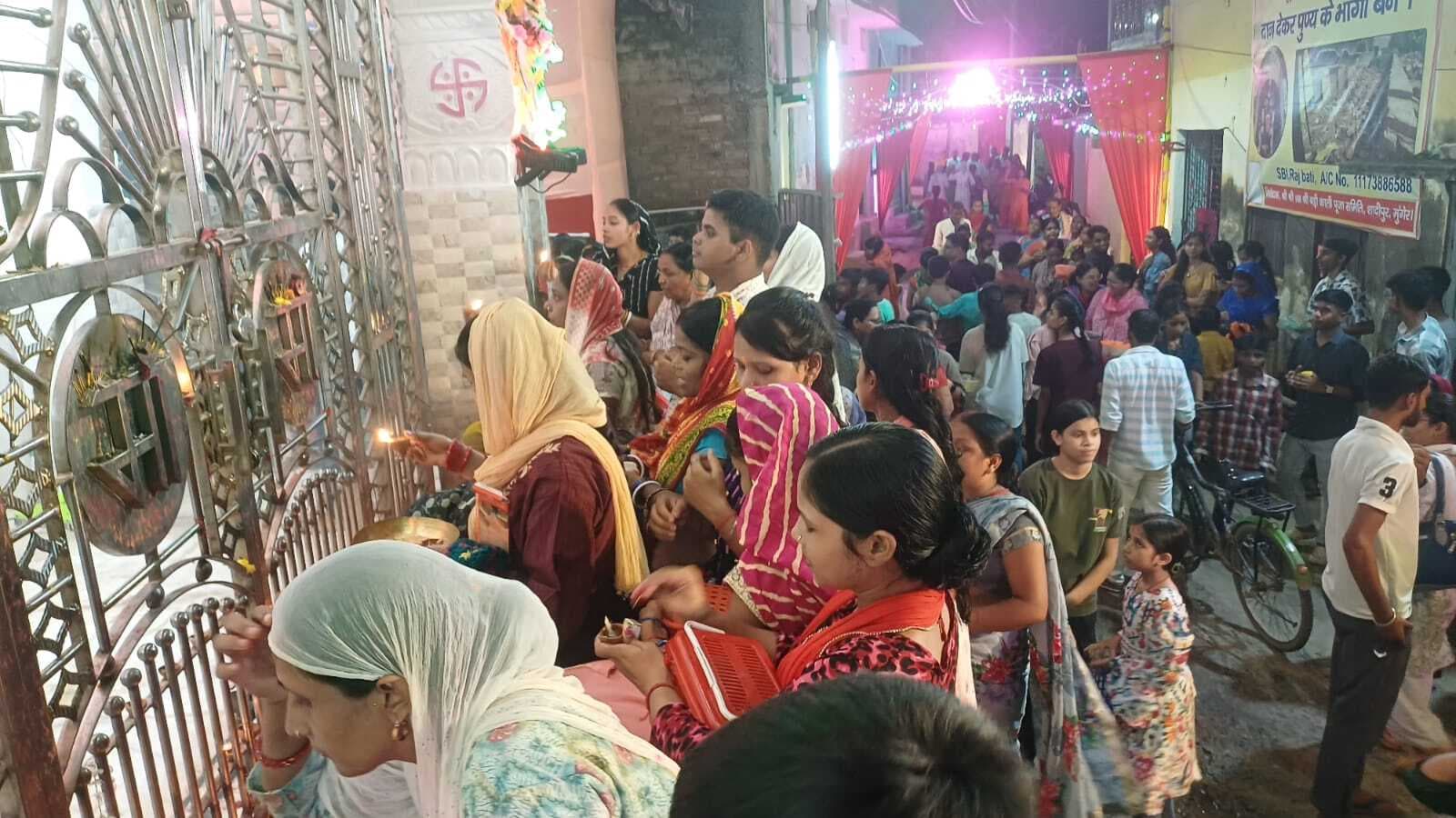 देवी गीत के साथ श्रद्धालुओं ने उतारी मां दुर्गा की आरती