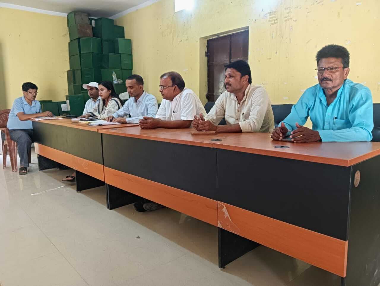 प्रखंड बीस सुत्री की बैठक में बिचौलिये पर कार्रवाई की मांग