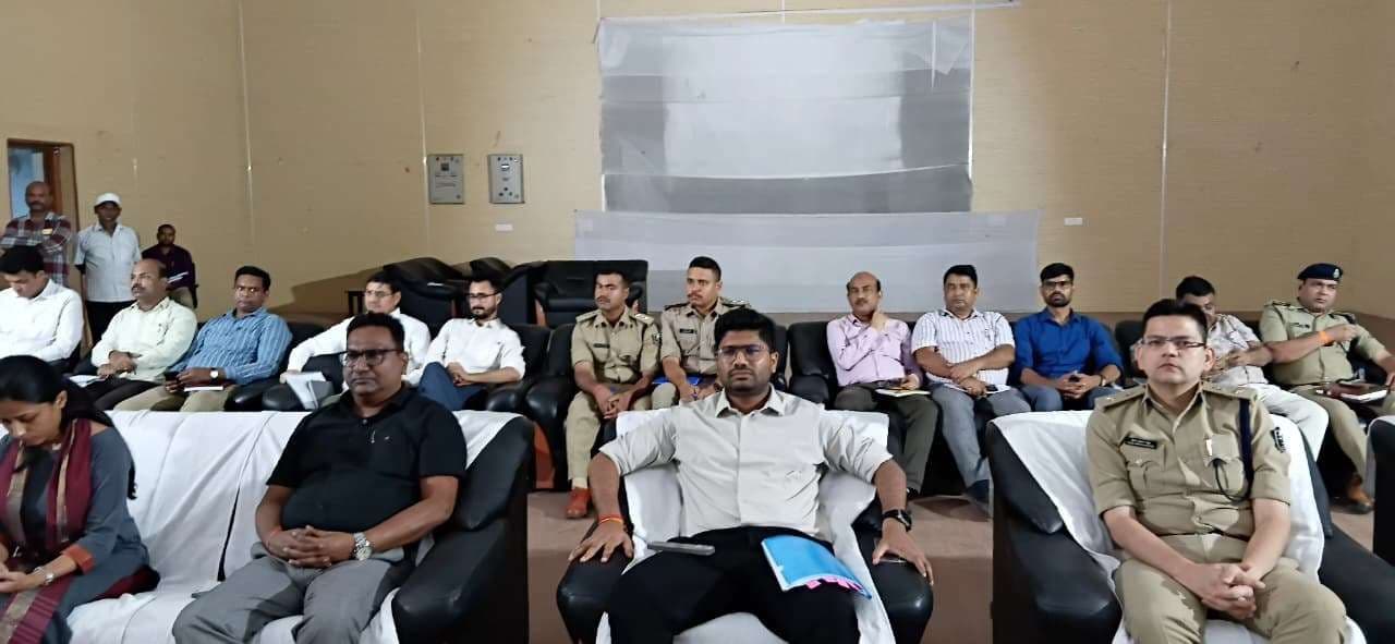 दुर्गा पूजा में सौहार्द बिगाड़ने वालों की खैर नहीं, डीएम व एसपी ने दंडाधिकारियों को दिये निर्देश