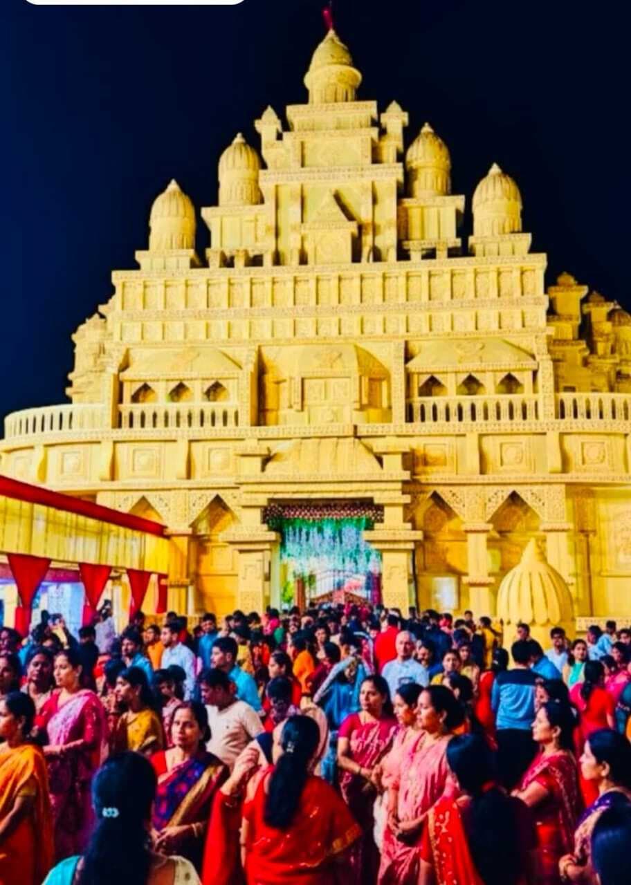 बंगाल के मंदिर की तर्ज पर बना नौ लाख में दुर्गा पूजा पंडाल