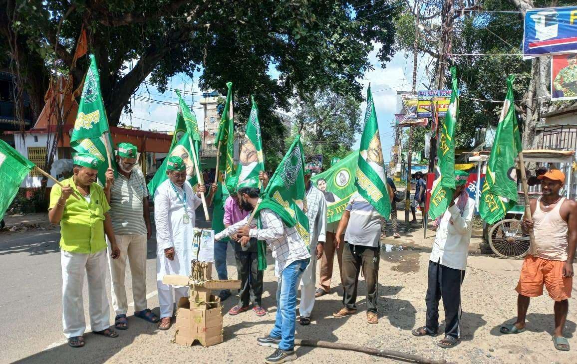 भ्रष्टाचार व महंगाई को लेकर राजद ने एनडीए के पांच नेताओं का फूंका पुतला