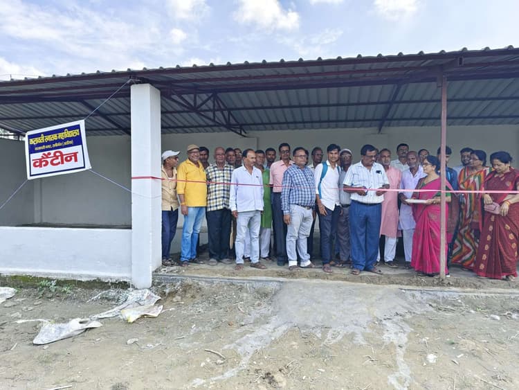 साइकिल स्टैंड व कैंटीन का किया उद्घाटन