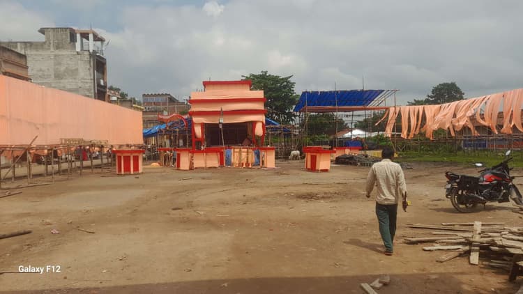 Giridih news: राजस्थान के किला की तर्ज पर धनवार में बन रहा पंडाल