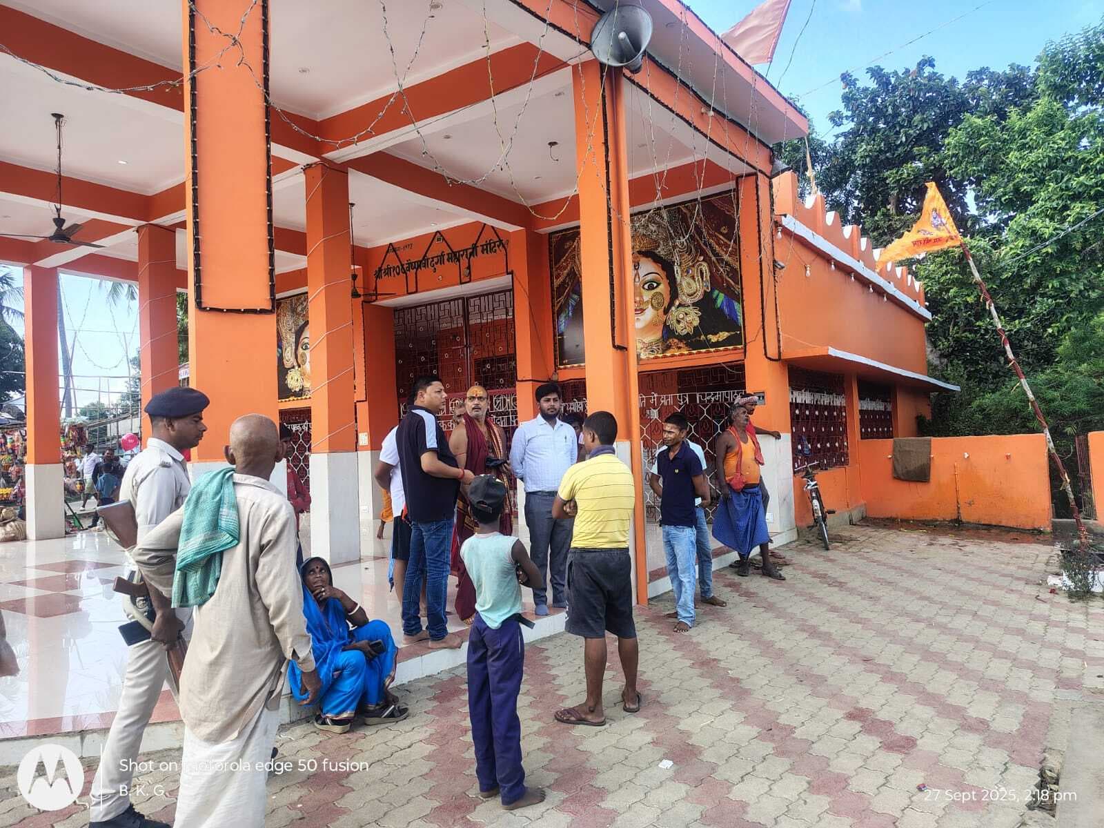 बीडीओ व थानाध्यक्ष ने विभिन्न पूजा पंडालों का लिया जायजा