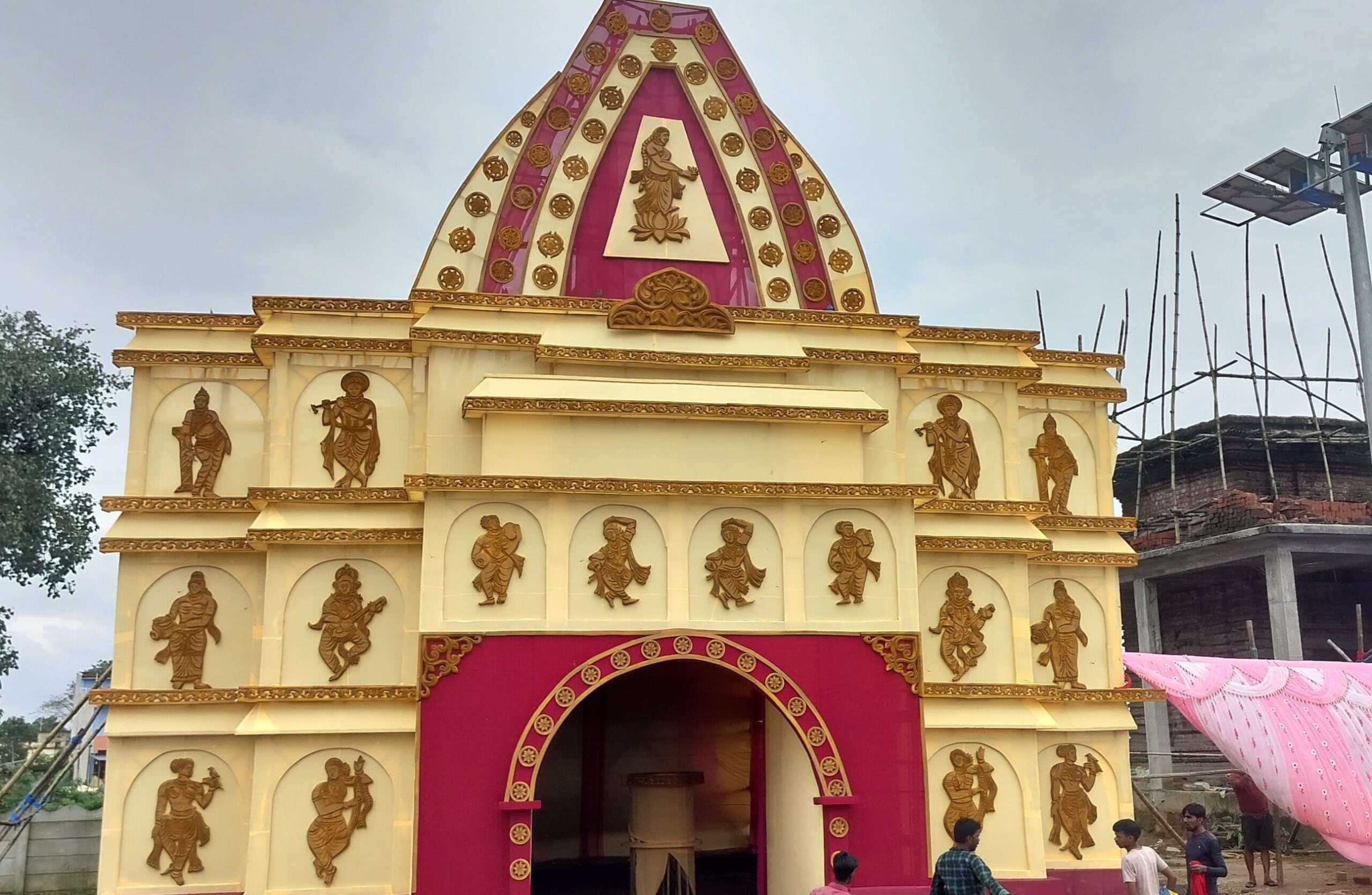 ओके ::::  प्रखंड क्षेत्र के 43 जगहों पर स्थापित की गयी मां दुर्गा की प्रतिमा