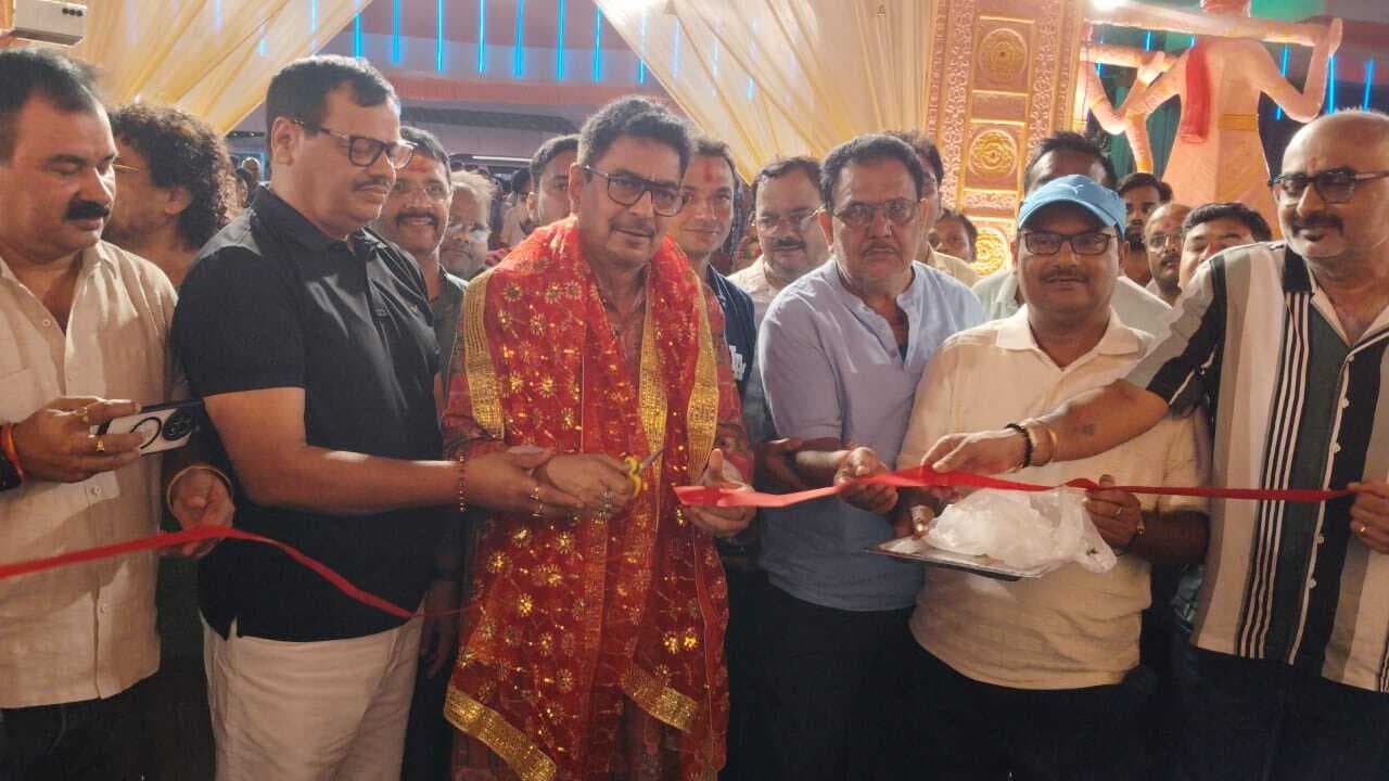 Deoghar News : राज दरबार थीम पर बने अपर बिलासी पूजा पंडाल का डॉ सुनील खवाड़े ने किया उद्घाटन