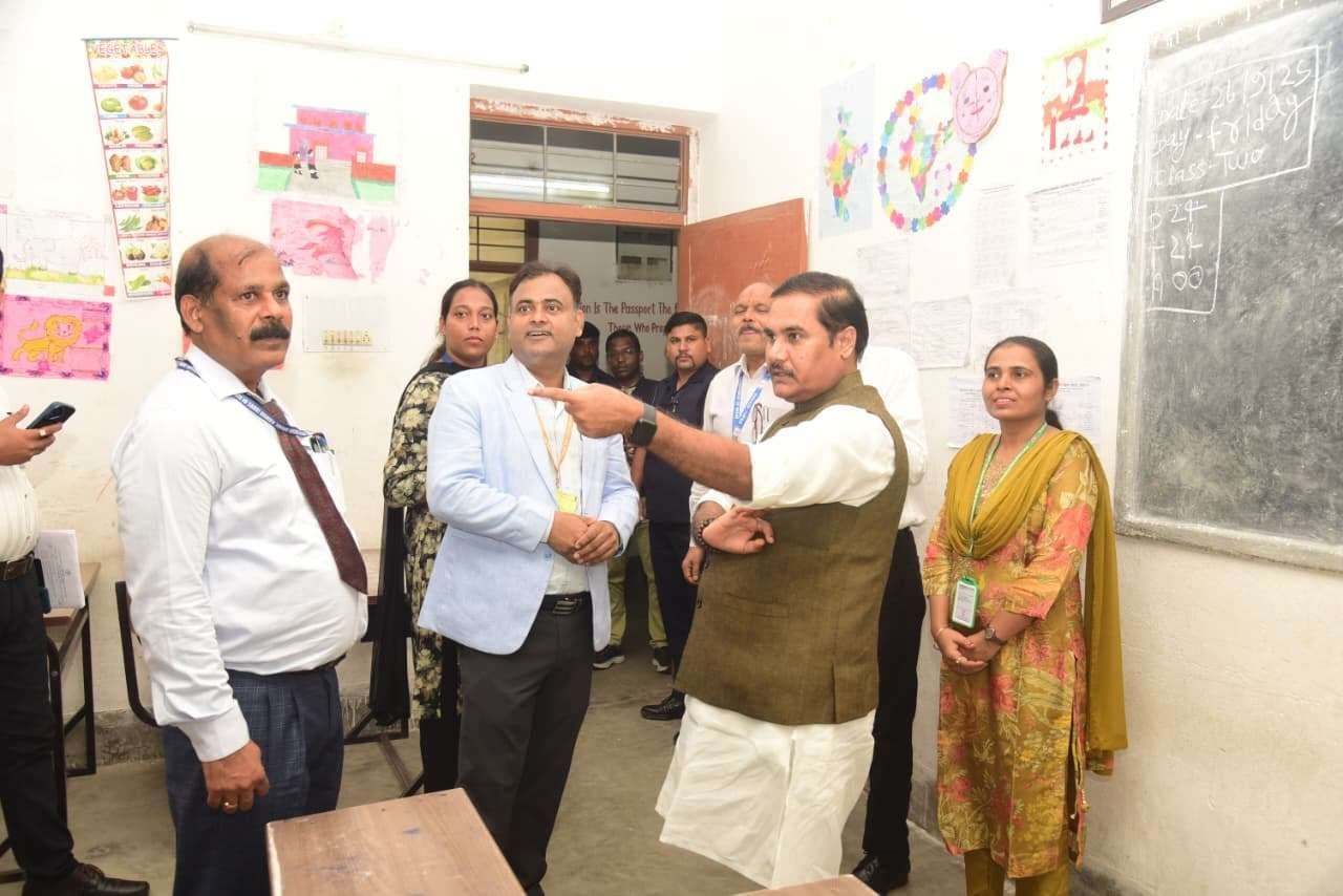 एससी-एसटी कल्याण मंत्री ने डॉ आंबेडकर विद्यालय का किया निरीक्षण