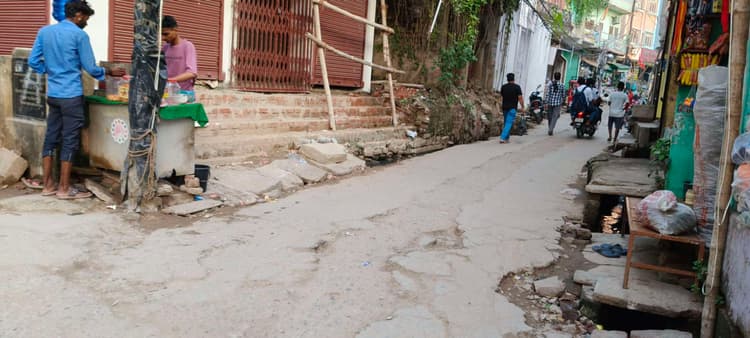 kaimur News : नहीं हुई मरम्मत, टूटी सड़कों से पूजा पंडाल घूमेंगे शहर के लोग