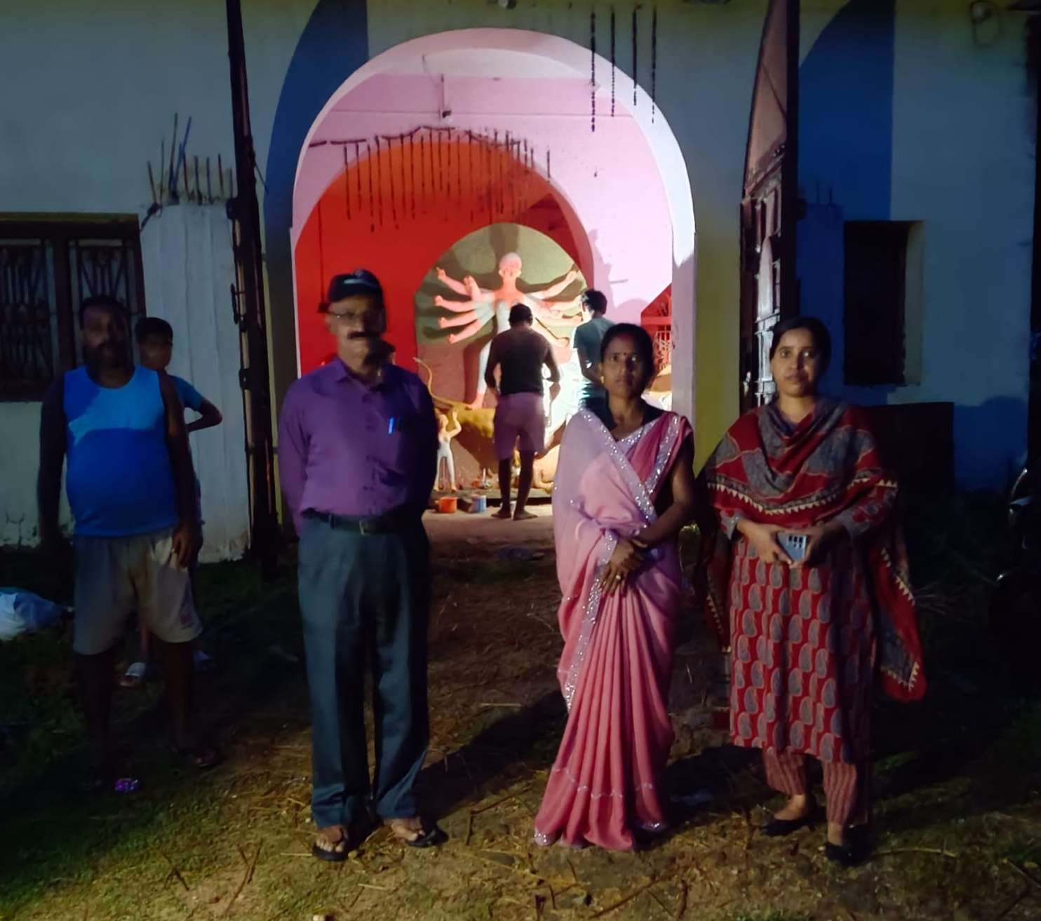 Giridih news: बीडीओ ने किया पूजा पंडालों का निरीक्षण