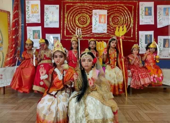 Giridih news: सरस्वती शिशु विद्या मंदिर में बच्चियों में हुए मां के नौ रूपों के दर्शन