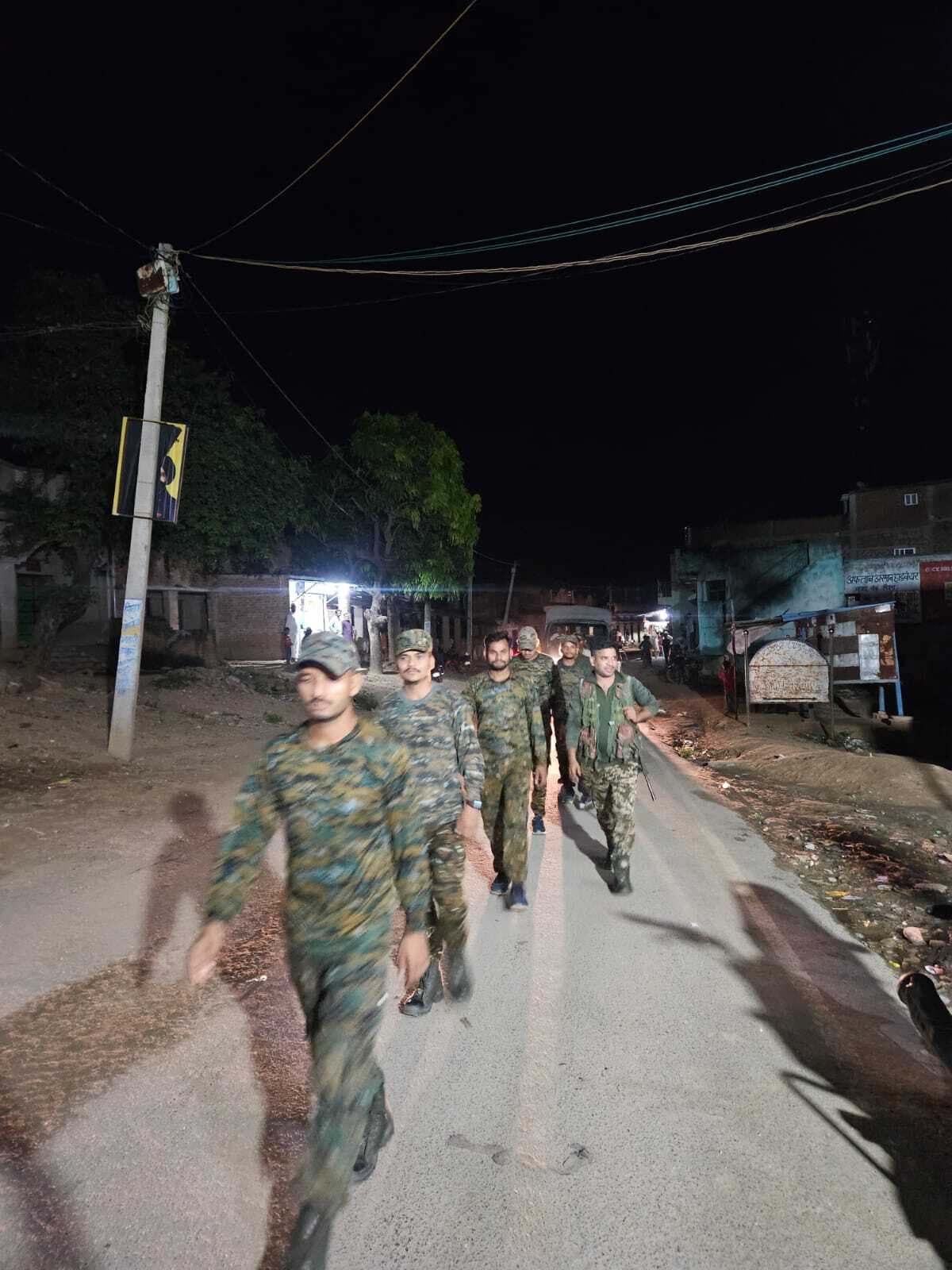 Giridih news: गावां में पुलिस ने निकाला फ्लैग मार्च