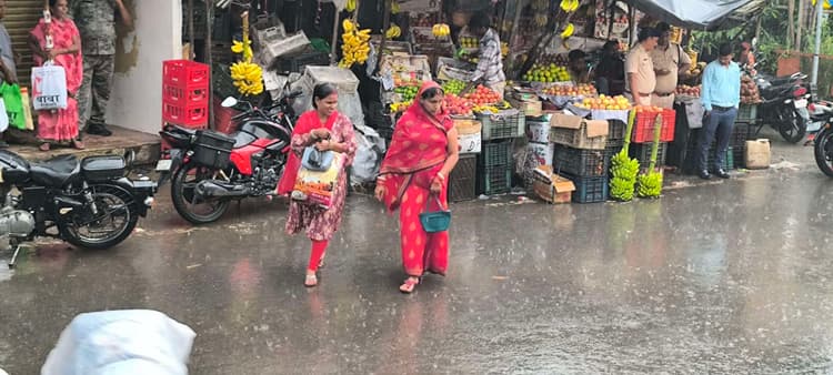 Giridih news: लगातार बारिश से बाजार पर दिखा असर