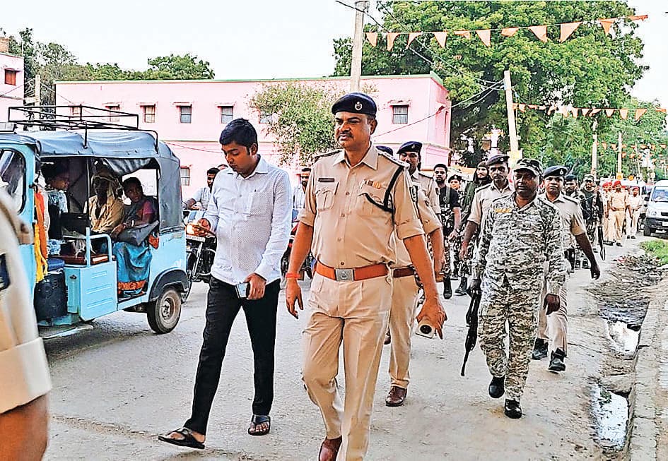 Ara News : दुर्गापूजा के मद्देनजर शाहपुर और बिहिया में फ्लैग मार्च