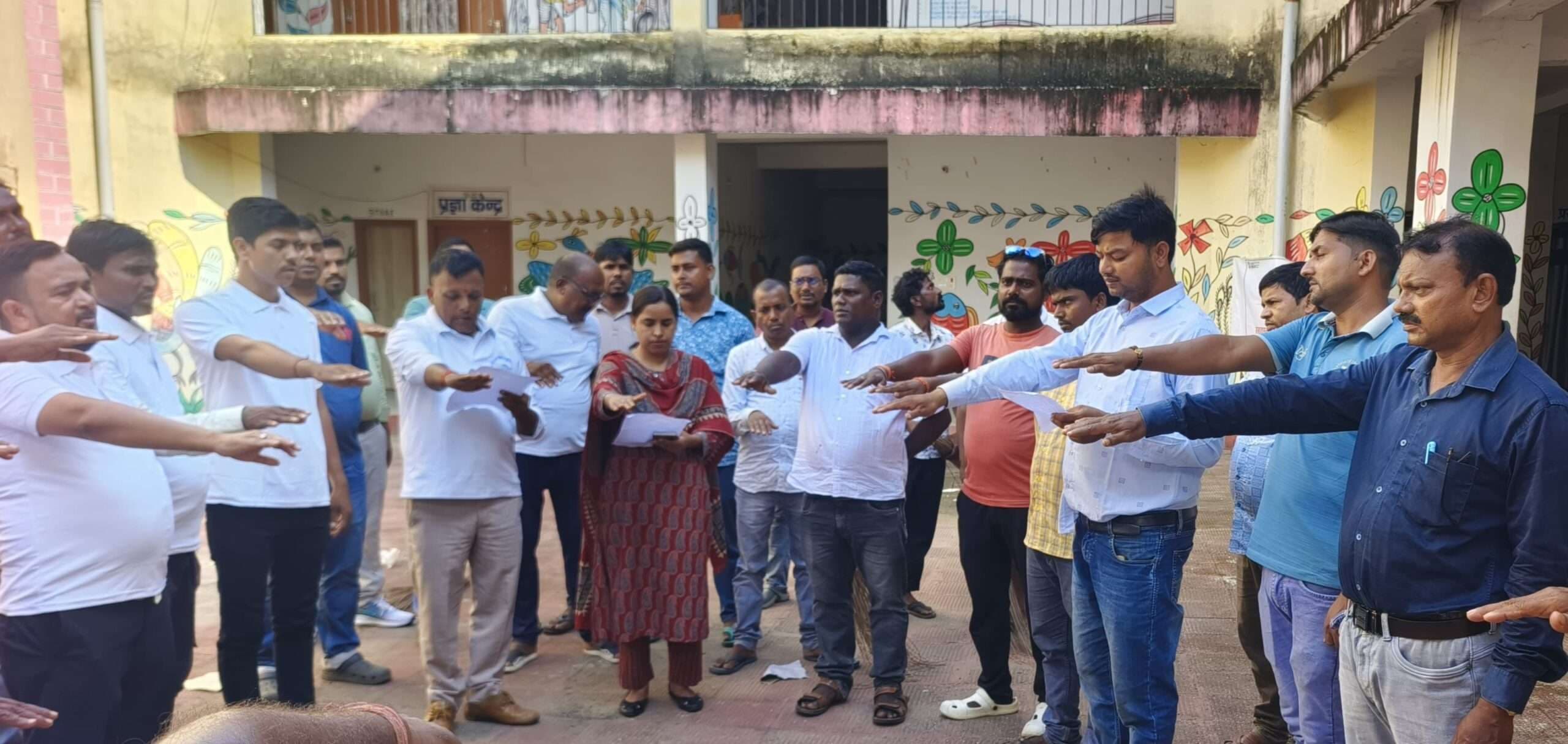 Giridih News :आसपास व सार्वजनिक स्थलों को स्वच्छ रखने की शपथ ली