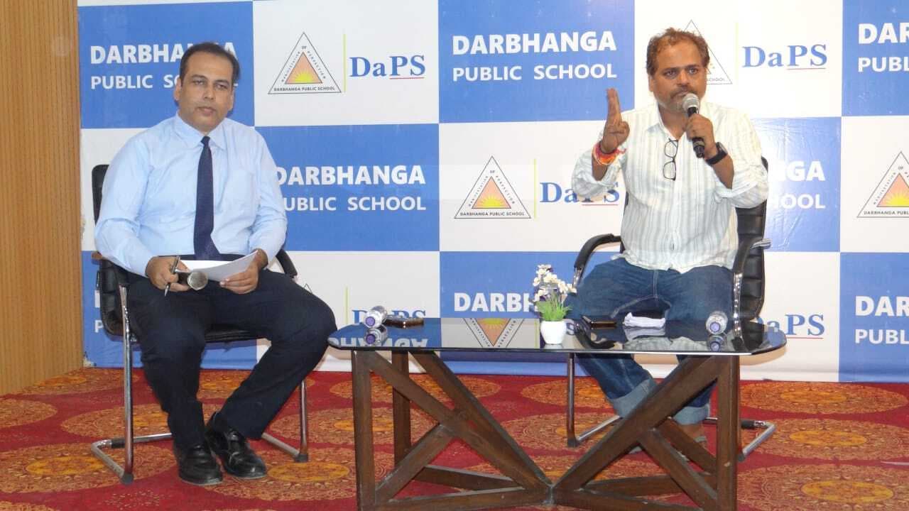 Darbhanga News: ‘पंचायत’ वेब सीरीज के चर्चित अभिनेता दुर्गेश कुमार ने बच्चों के साथ साझा की सफलता की कहानी