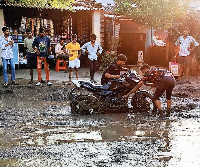 Ara News : कोईलवर-बबुरा मार्ग की दयनीय स्थिति, यात्रियों व स्थानीय जनता की मुश्किलें बढ़ीं