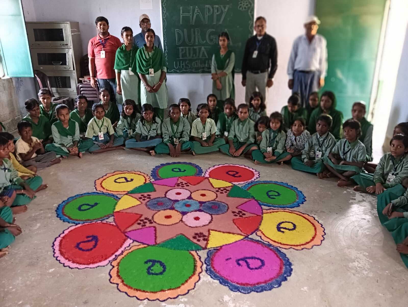 स्कूली छात्राओं ने बनायी आकर्षक रंगोली