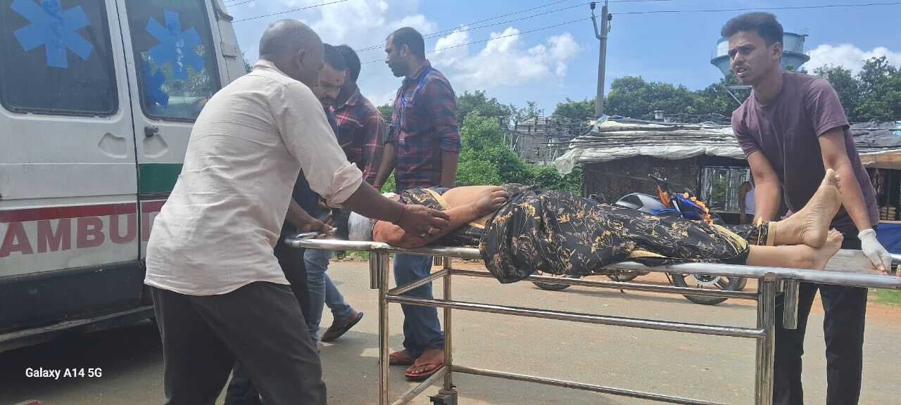 फोटो के लिए ::::::  सारवां : अज्ञात वाहन के धक्के से बाइक सवार महिला घायल