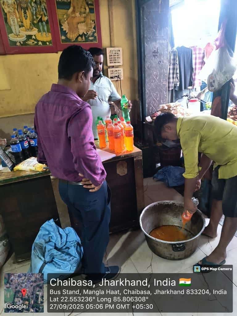 Chaibasa News : लड्डू में मिले हानिकारक रंग, एक्सपायर कोल्ड ड्रिंक किया नष्ट
